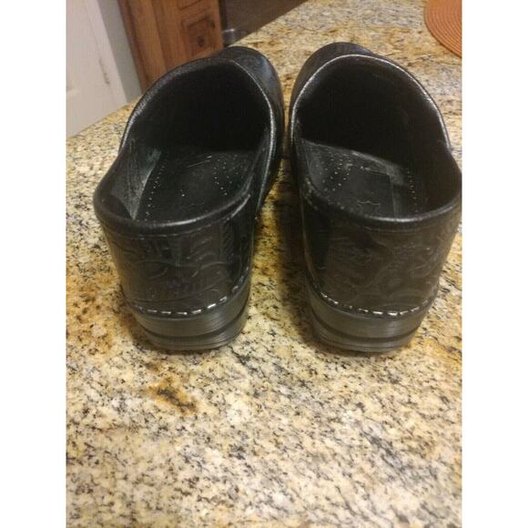 DANSKO BLACK LEATHER EMBOSSED TOOLED CLOGS SIZE 6.5 / 37 - Picture 4 of 12